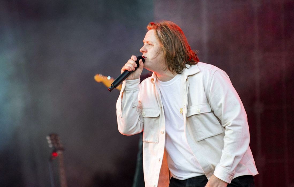 Lewis Capaldi annonce devoir mettre fin à sa tournée !