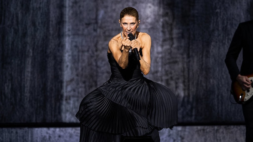 « Beaucoup plus grand qu’un concert » : Céline Dion à Paris vue par Victoria Sio, la voix chantée d’Aline